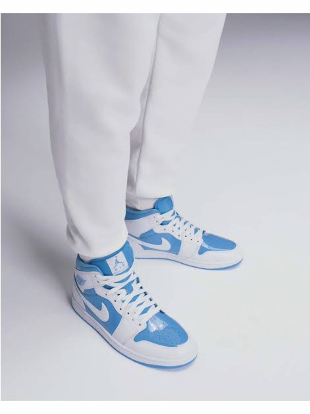 Jordan 1 mid-Top legend blue Sneakers in University Blue and White